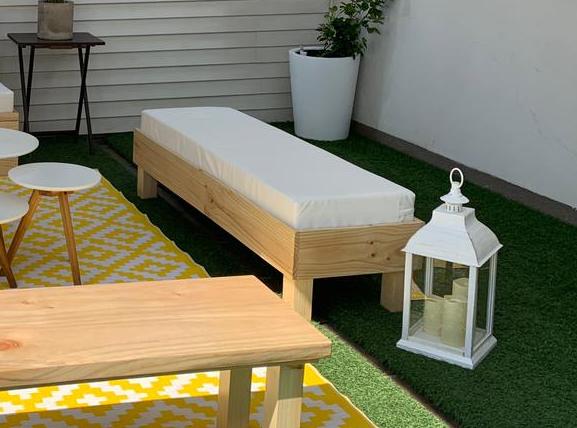Sofá sin respaldo de madera de pino pulida y tratada a medida - sofa sin respaldo de pino pulido con cojin.jpeg