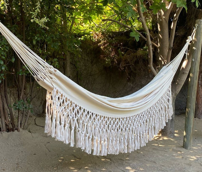 Hamaca de algodón modelo Auralia - hamaca de algodon blanca con hilos decorativos trenzados al costado 1.png.jpg