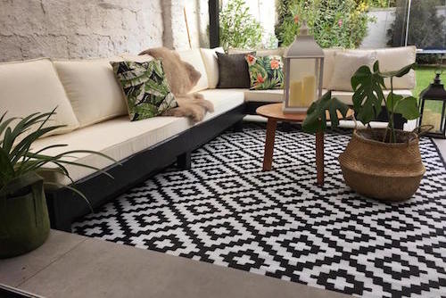 Terraza lista para espacio mínimo de 220 x 300 - terraza lista sofa en L alfombra de exterior grande color negro.jpg