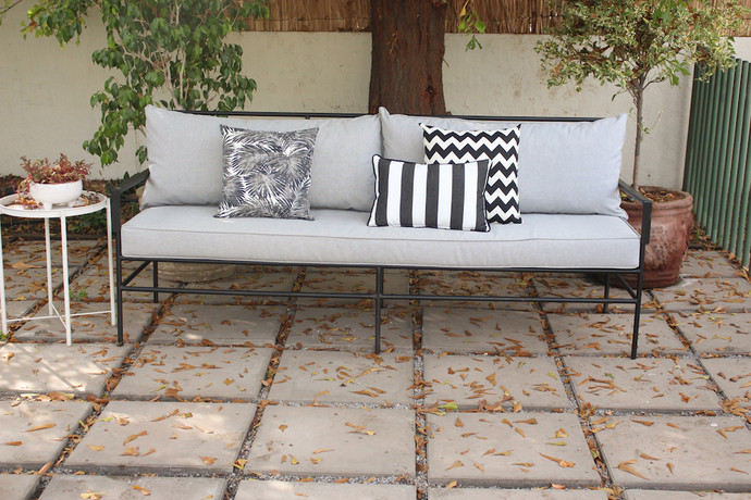 Sofá de terraza de fierro de perfil circular - sofá de fierro de 3 cuerpos de perfil circular con cojines en tela de exterior y cojines decorativos.jpg