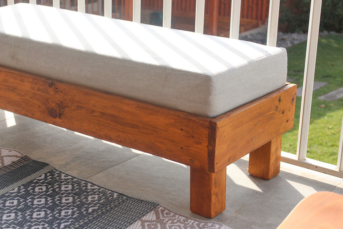 Sofá de pallet sin respaldo a medida - sofa sin respaldo de madera de pallets con cojin.jpg