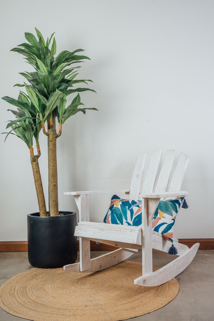 Silla mecedora de madera de pallets reciclados - silla mecedora de madera de pallets reciclados pintada blanca con cojin de colores.JPG
