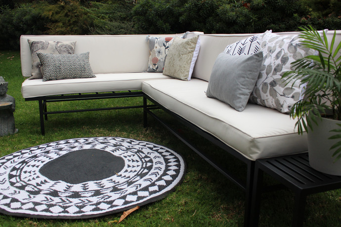 Juego de terraza de fierro de perfil cuadrado - terraza completa de fierro con cojines y adornos.jpg