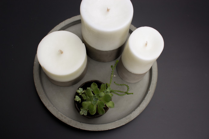 Bandeja decorativa de hormigón - centro de mesa de hormigon con velas y cuenco de ceramica de gres con suculenta1.jpg