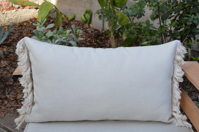 Cojín decorativo de exterior premium de 70 por 35 cm - cojin crudo con flecos de exterior.jpg