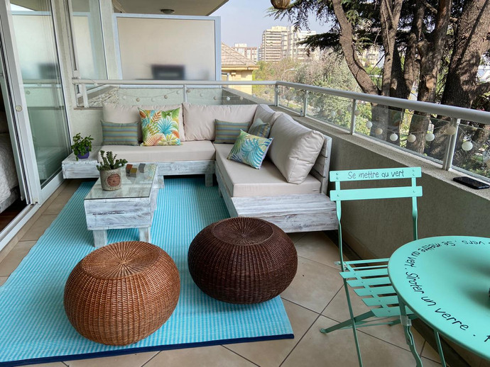 Sofá en L con mesas laterales + comedor para 2 personas - terraza completa matrimonio joven.jpg