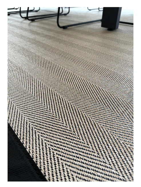 Alfombra vinílica modelo Piek de 200 x 300 cm - alfombra vinilica gris con borde negro modelo piek especial para exterior.webp