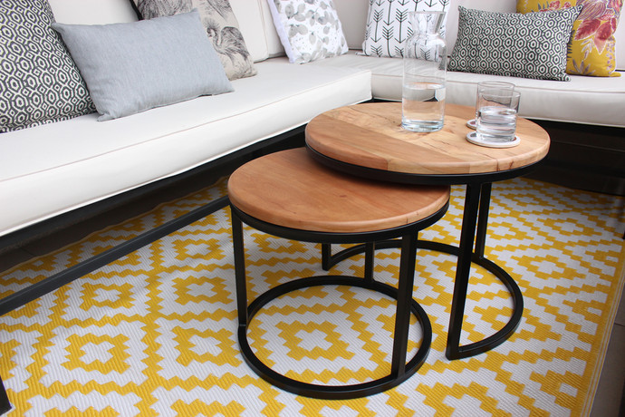 Mesa redonda de estructura de fierro y cubierta de madera - mesa nido de fierro y roble redondas.jpg