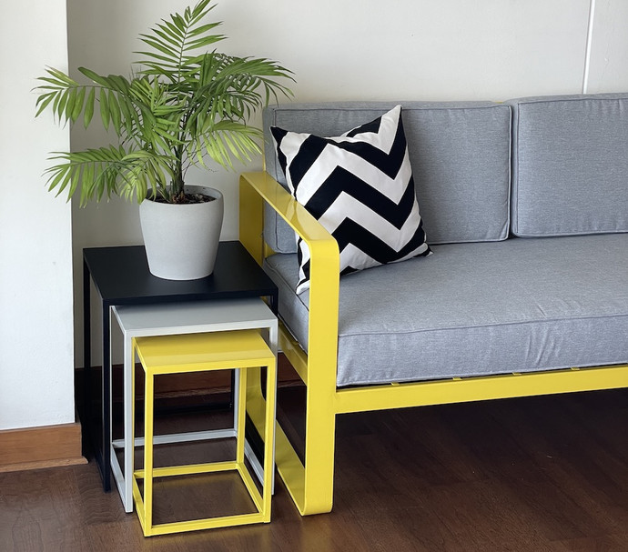 Mesa lateral de fierro de perfil cuadrado y superficie de latón - mesa lateral de fierro de colores en perfil cuadrado y sofa de fierro color amarillo.JPG