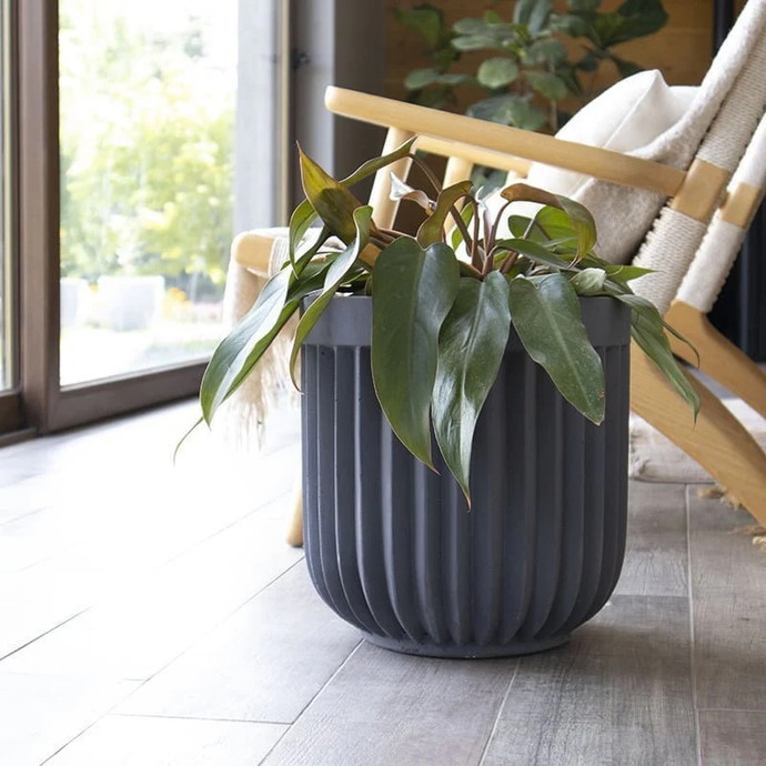 Macetero ranurado modelo Pitra - macetero de fibra de cemento con relieves y color grafito modelo pitra.jpeg