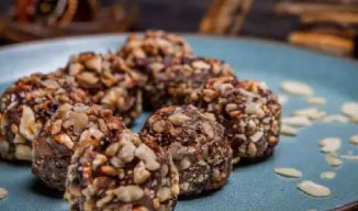 Bolitas de almendras, cranberries y chocolate , 