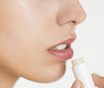 DESCUBRE LOS BENEFICIOS DE UTILIZAR UN BÁLSAMO LABIAL EN INVIERNO