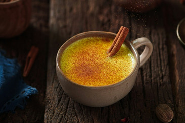 BENEFICIOS DE LA GOLDEN MILK AYURVÉDICA EN POLVO