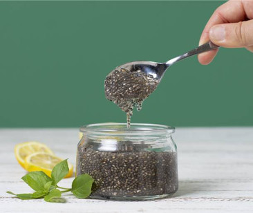 ¿POR QUÉ LA CHIA ES UN SUPERALIMENTO Y CÓMO CONSUMIRLA?