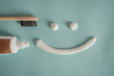 CUIDA TU SONRISA DEL AZÚCAR CON UNA PASTA DENTAL NATURAL