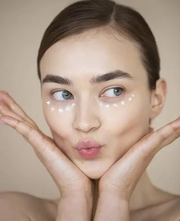 ¿POR QUÉ DEBERÍAS CUIDAR TU CONTORNO DE OJOS A EDADES TEMPRANAS?