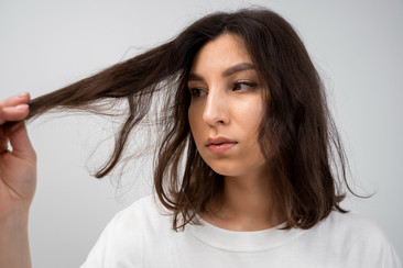 ¿CÓMO REPARAR EL PELO SECO Y DAÑADO LUEGO DEL VERANO?
