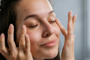LA IMPORTANCIA DE LA CREMA PARA CONTORNO DE OJOS EN PIEL SENSIBLE