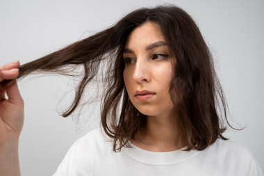 ¿CÓMO REPARAR EL PELO SECO Y DAÑADO LUEGO DEL VERANO?