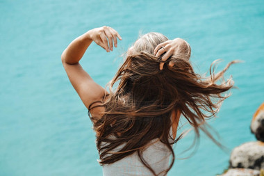 6 TIPS PARA PROTEGER EL CABELLO DAÑADO DEL MAR Y EL CLORO
