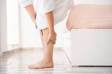 ¿CÓMO ALIVIAR EL DOLOR DE LAS VÁRICES EN LAS PIERNAS?