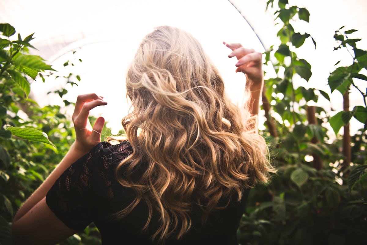 ¿TU CABELLO RUBIO SE DAÑÓ LUEGO DEL VERANO? ¡RECUPERA SU SALUD Y BRILLO!