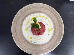 Crudo de Filete con Salsa Griega