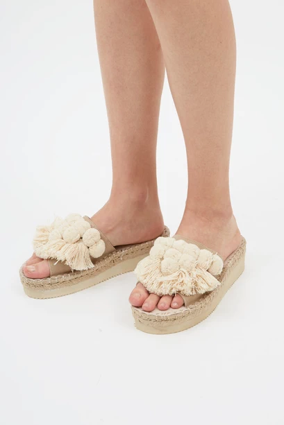 Sandalia PomPon Beige