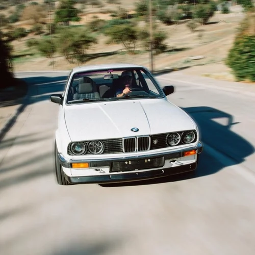 BMW e30 316 / 1987 , Convertido el 2020 <br> Modelo icono de BMW compitiendo con Mercedes por una fracción del presupuesto. Este e30 es perfecto para una conversión, el peso no se altera en absoluto y la distribución termina 50/50. La transmisión Getrag se fusiona perfecto con la potencia del motor eléctrico. Realmente una placer para manejar.