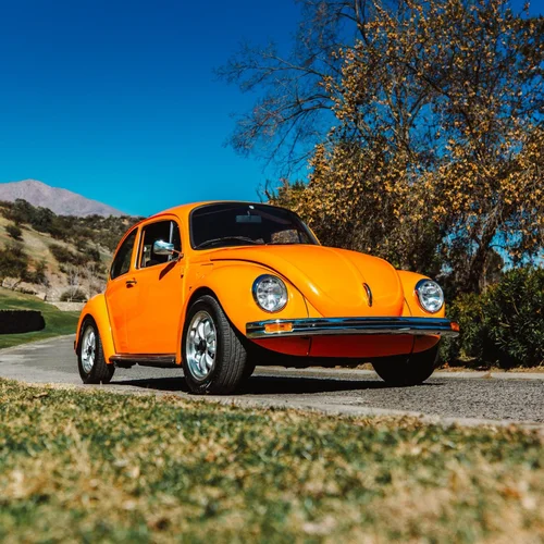 Escarabajo 1303 / 1974, Esta es una conversión que nos encanta, ya llevamos varias realizadas. Esta vez utilizamos por primera vez el motor H9 de Netgain Motors. Con 235nm de torque instantáneos, las salidas siempre te hacen sonreír.  Nuestras sugerencias fueron mejorar algunos componentes:  amortiguación coilover, barra estabilizadora y neumáticos más anchos. Una de nuestras conversiones favoritas.