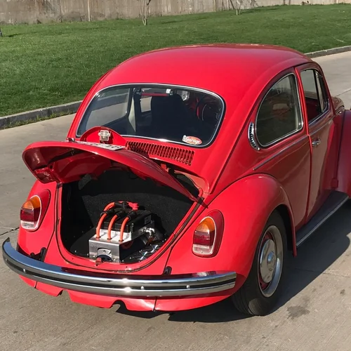 Escarabajo 1302 / 1971, Convertido el 2018 <br> Este Escarabajo fue un paso evolutivo hacia el Superbeetle. Se alargo la “trompa” para agregar por primera vez una amortiguación McPherson pero se mantuvo el  look del escarabajo estándar. Un real clásico que solo se fabrico durante un año en 1970 a 1971.