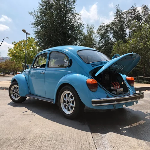 Escarabajo 1303/ 1975, Convertido el 2018 <br> El 1303 o Superbeetle fue el escarabajo mas moderno que se fabrico en Alemania. Con un nuevo sistema de amortiguación McPherson y un estanque de combustible mas grande para el mercado Americano. El famoso “vidrio curvo” con un tablero mucho mas moderno. Es un agrado manejar esta conversión con mas 120 km de autonomía.