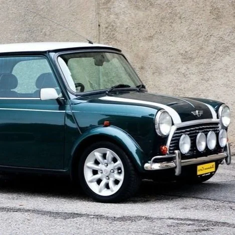 Austin Mini 1275 / 1980  , Para lograr un motor tan pequeño, Austin Motor Company diseño el motor “A-series” con transmisión delantera.  El Serie A es muy particular donde el motor y caja de cambio comparten el mismo aceite, lo cual significa un gran desafío al momento de convertir a eléctrico. Pero el Serie A cumplió su vida útil y ahora esta maravilla quedara 100% eléctrica.