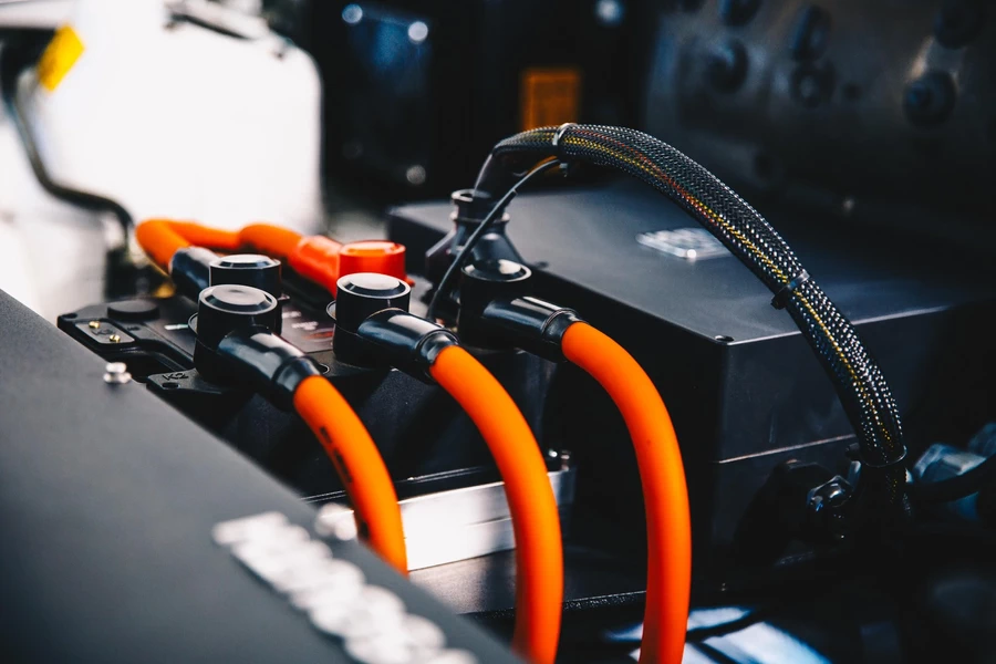 ¿En qué consiste transformar un vehículo convencional a eléctrico?