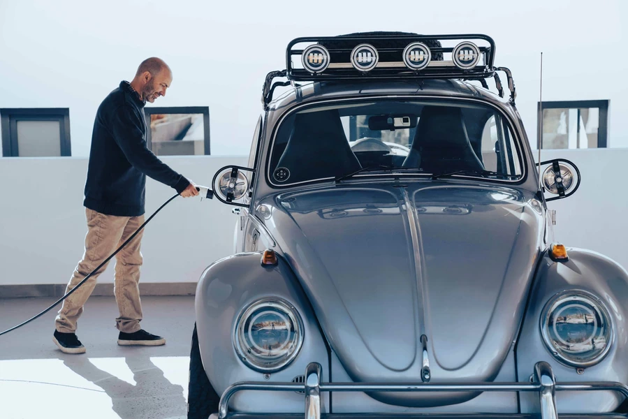 Los pasos para transformar un autos clásico a eléctrico.