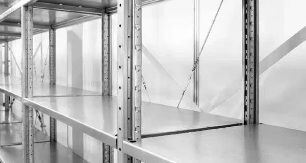 Conoce los usos y beneficios de las estanterías metálicas