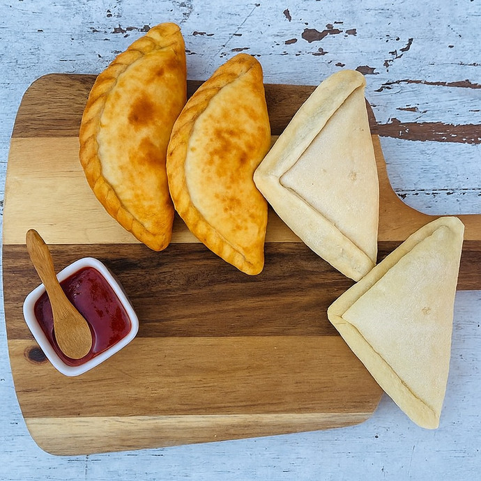 Pack 4 empanadas Sin Gluten : Pino Tasty Free y Queso Hoja Sabores para alegrar - ChatGPT Image 15 sept 2025, 13_55_26.png.jpg