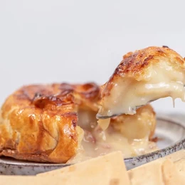 CAMEMBERT ENVUELTO EN MASA RELLENO JAMON CRUDO Y PERAS 